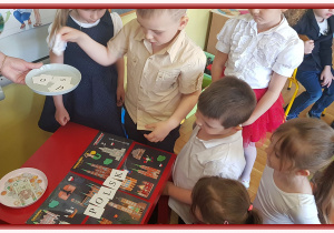 Dzieci układają napis "Polska"
